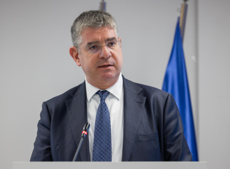 Podpredsednik za govorniškim pultom, pred njim mikrofon
