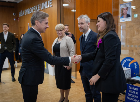 Rokovanje pred začetkom konference