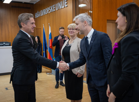 Rokovanje pred začetkom konference
