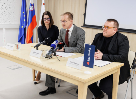 Jamnik, Šarc Majdič in Maljevac sedijo za mizo, na mizi mikrofoni