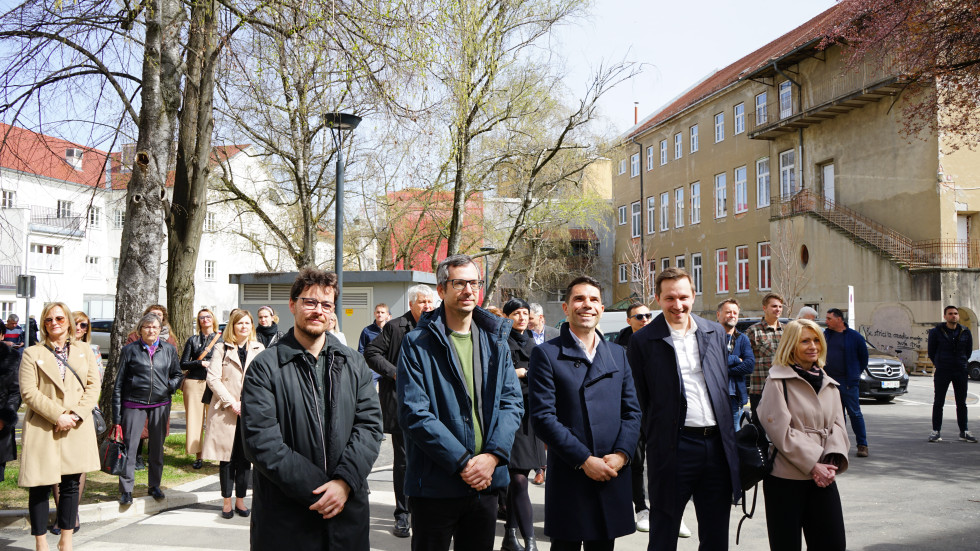 Na fotografiji v vrsti stojijo državni sekretar dr. Klemen Ploštajner, podžupan Mestne občine Celje Samo Seničar, direktor Nepremičnin Celje Primož Bervar, župan Mestne občine Celje Matija Kovač, Irena Gomilar iz SID Banke