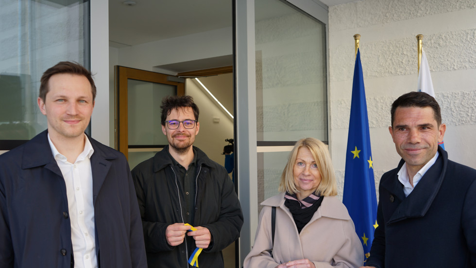 Skupinska fotografija župana Mestne občine Celje Matija Kovač, državnega sekretarja dr. Klemna Ploštajnerja, Irene Gomilar iz SID Banke in direktorja Nepremičnin Celje Primoža Bervarja po rezanju traku