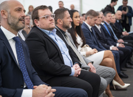 Minister sedi v prvi vrsti na otvoritvi