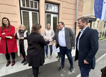 Minister Simon Maljevac se rokuje z zaposlenimi Centra za socialno delo Kočevje