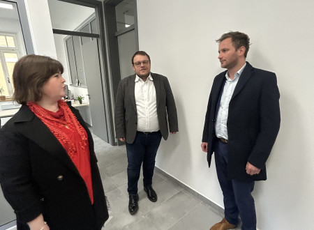 Minister si ogleduje prenovljene prostore