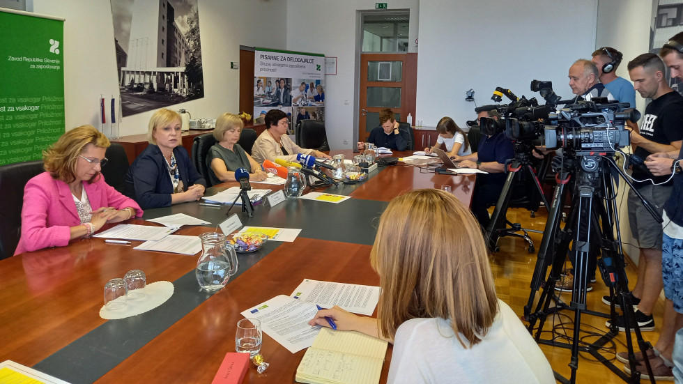 Vršilka dolžnosti generalne direktorice ZRSZ Greta Metka Barbo Škerbinc s sodelavkami za mizo novinarjem predstavlja podatke o brezposelnosti. 