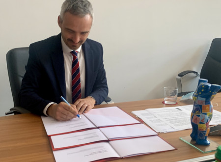 Minister Janez Cigler Kralj med podpisovanjem deklaracije
