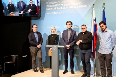 Minister Luka Mesec in kandidat za ministra za solidarno prihodnost s svojo ekipo 