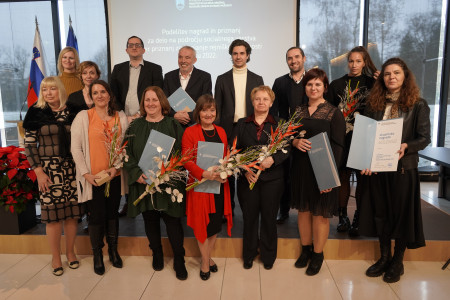 Skupinska slika nagrajencev za  delo na področju socialnega varstva in rejniške dejavnosti v letu 2022