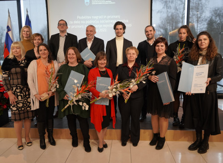 Skupinska slika nagrajencev za  delo na področju socialnega varstva in rejniške dejavnosti v letu 2022