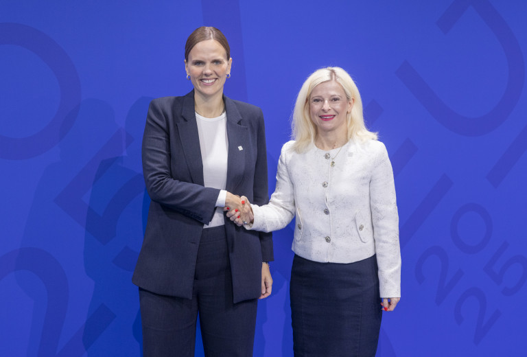 Ministrica Klampfer na Danskem za obvezno preverjanje starosti in večjo zaščito otrok na spletu 