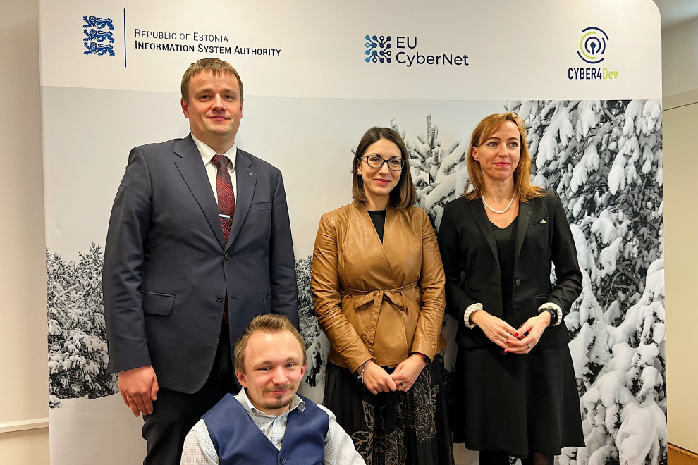Joonas Heiter, namestnik generalnega direktorja estonskega Urada za informacijski sistem RIA, Piret Urb, direktorica za mednarodne odnose, in Taavi Meinberg, odgovoren za razvoj produktov platforme X-Road, z ministrico
