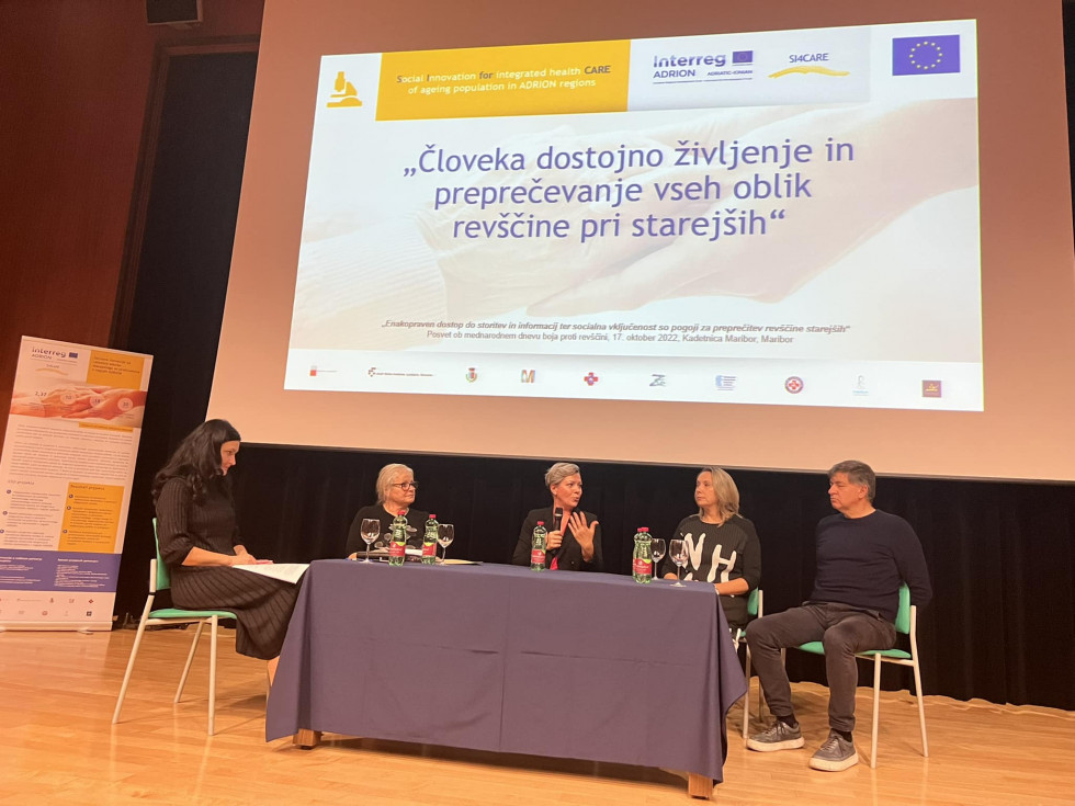 na fotografiji z leve: Polona Lah, Biserka Marolt Meden, dr. Aida Kamišalić Latifić, mag. Carmen Rajer, dr. Vlado Dimovski
