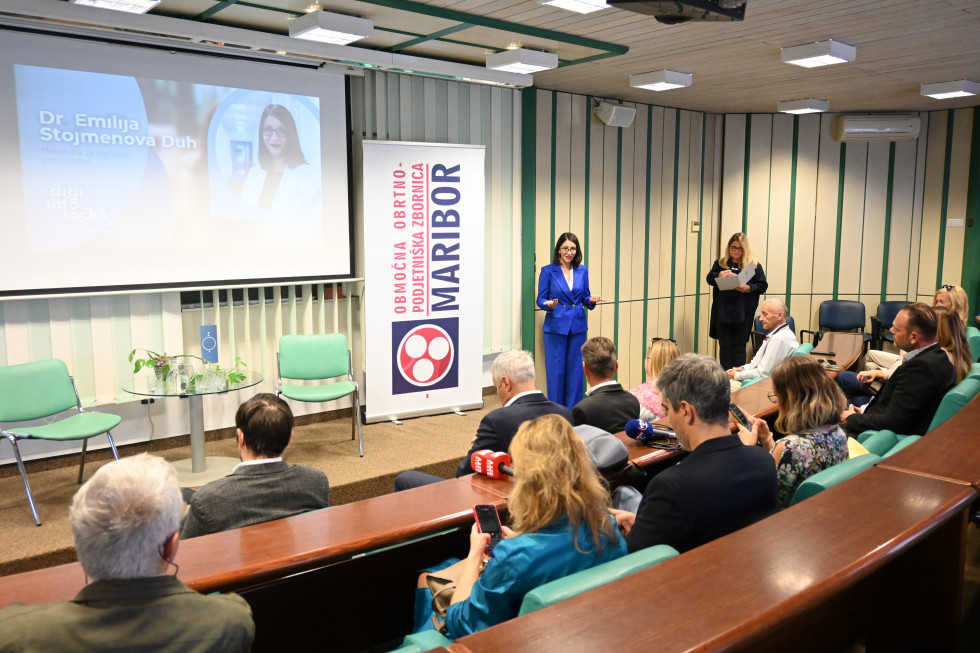 Ministrica za digitalno preobrazbo dr. Emilija Stojmenova Duh in udeleženci otvoritve Digi info točke v Mariboru.