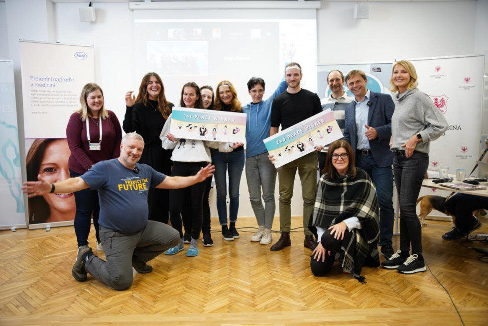 Ekipi, ki sta zasedli prvo in drugo mesto na hackathonu Demenca - naš skupni izziv