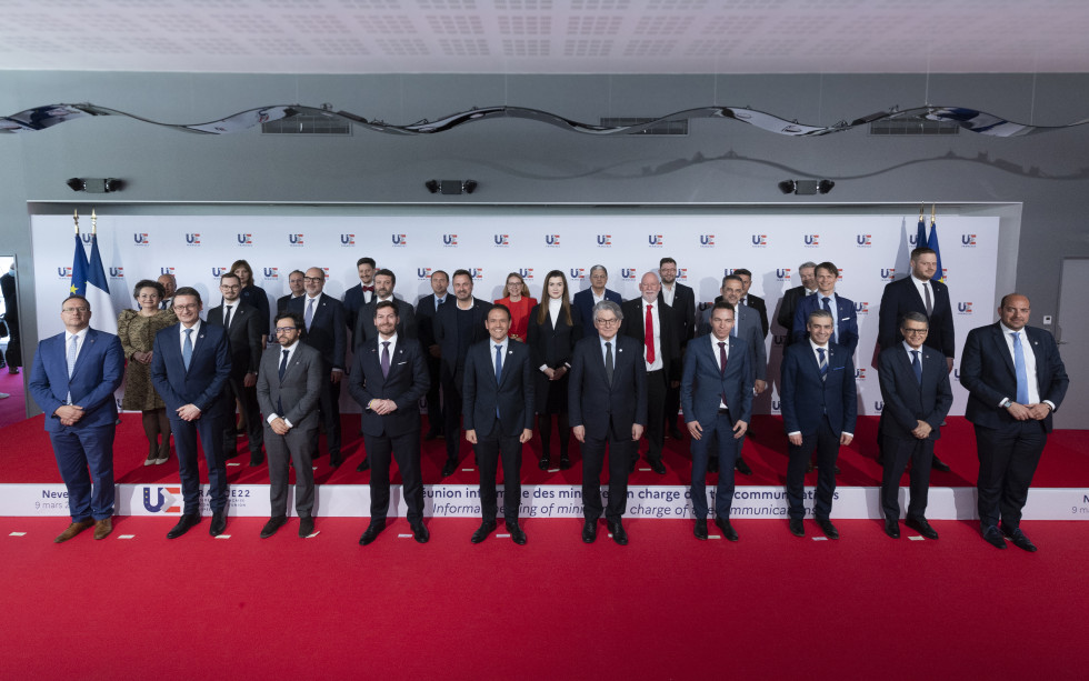 Skupna fotografija vseh sodelujočih na zasedanju Sveta za telekomunikacije v Franciji