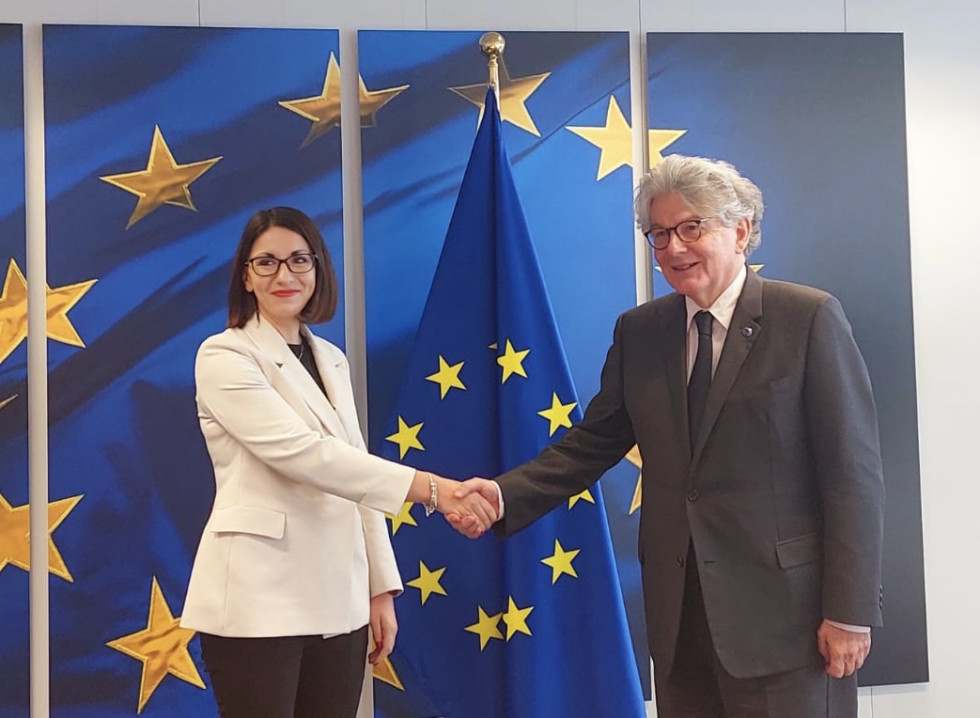 Ministrica dr. Emilija Stojmenova Duh s Thierryjem Bretonom, evropskim komisarjem za notranji trg, v Bruslju