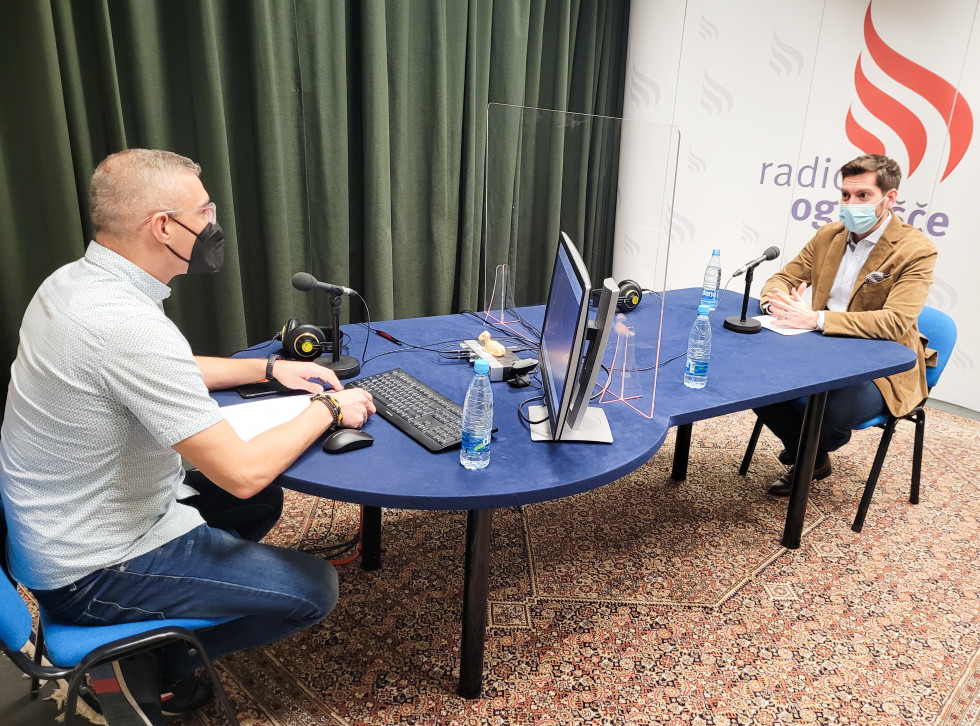 Minister Mark Boris Andrijanič gost oddaje Pogovor o v notranjosti Radia Ognjišče