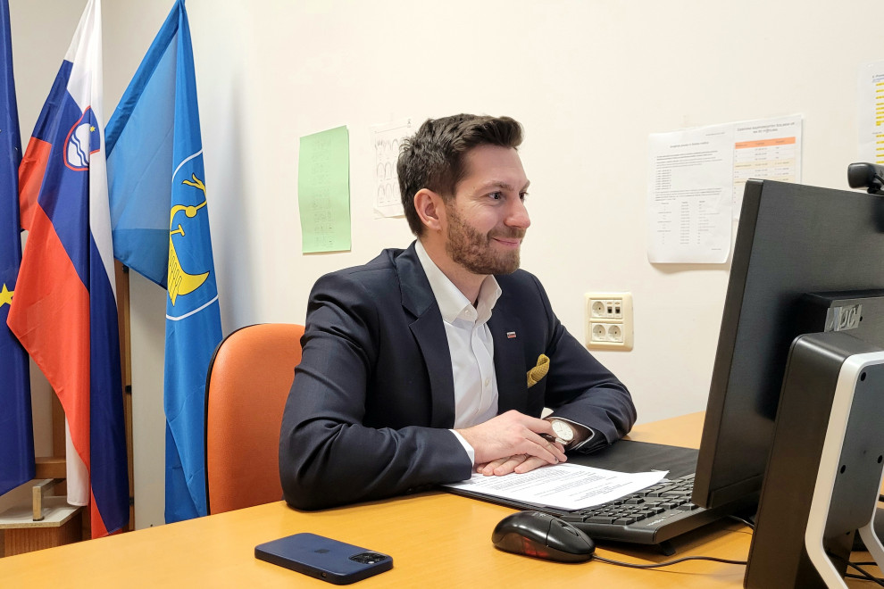 Minister za digitalno preobrazbo na Gimnaziji Ilirska Bistrica preko Zooma nagovoril dijake na informativnih dneh za program Tehnik računalništva.