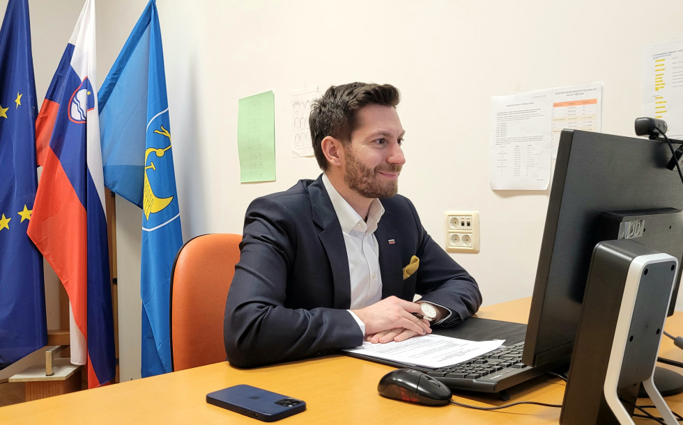 Minister za digitalno preobrazbo na Gimnaziji Ilirska Bistrica preko Zooma nagovoril dijake na informativnih dneh za program Tehnik računalništva.