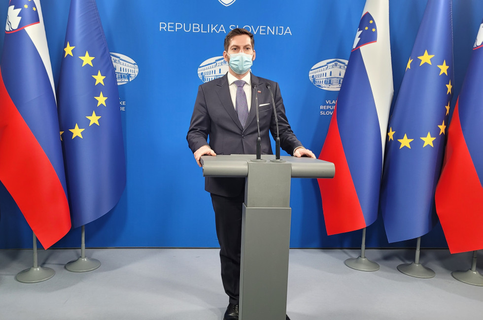 Minister Mark Boris Andrijanič na novinarski konferenci o pilotnem projektu virtualno okence upravnih enot.