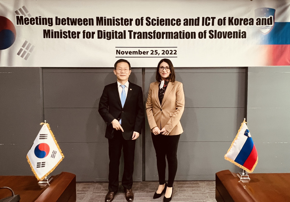 Na fotografiji južnokorejski minister za znanost in informacijsko-komunikacijske tehnologije Jong-Ho Lee in ministrica za digitalno preobrazbo dr. Emilija Stojmenova Duh