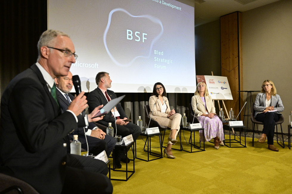 Moderator in sodelujoči na panelu ministrstva »Kako lahko digitalno preobrazbo spremenimo v vključujočo razvojno preobrazbo?«.