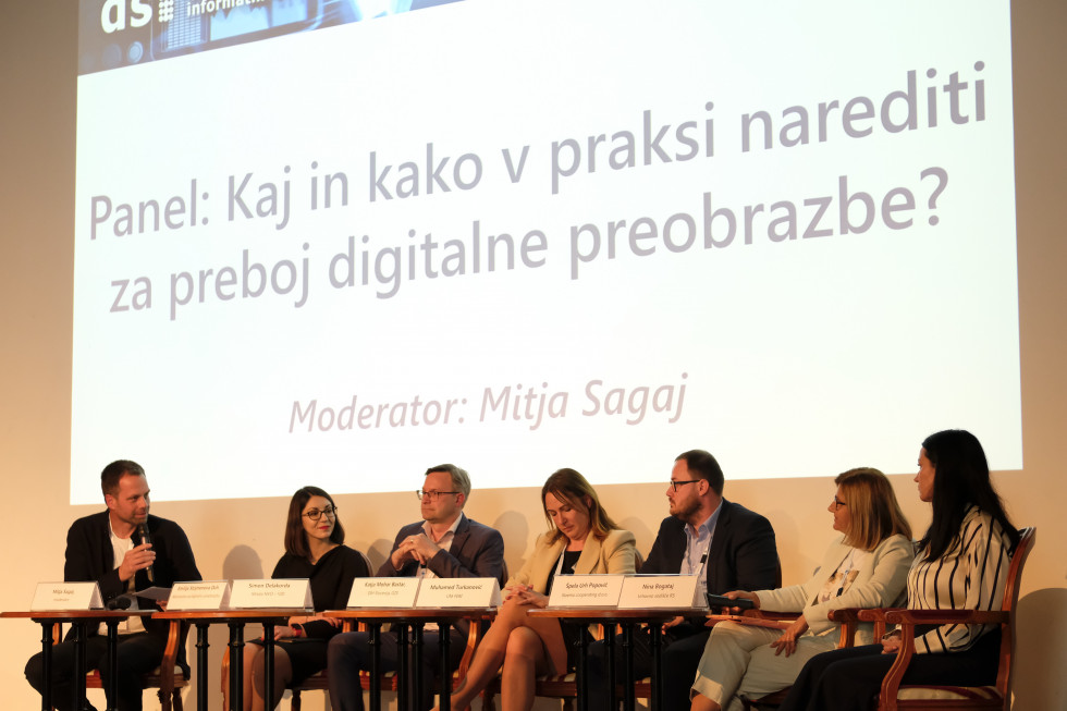 Moderator Mitja Sagaj, dr Emilija Stojmenova Duh, Simon Delakorda, Katja Mohar Bastar, dr. Muhamed Turkanović, Špela Urh Popović, Nina Bogataj