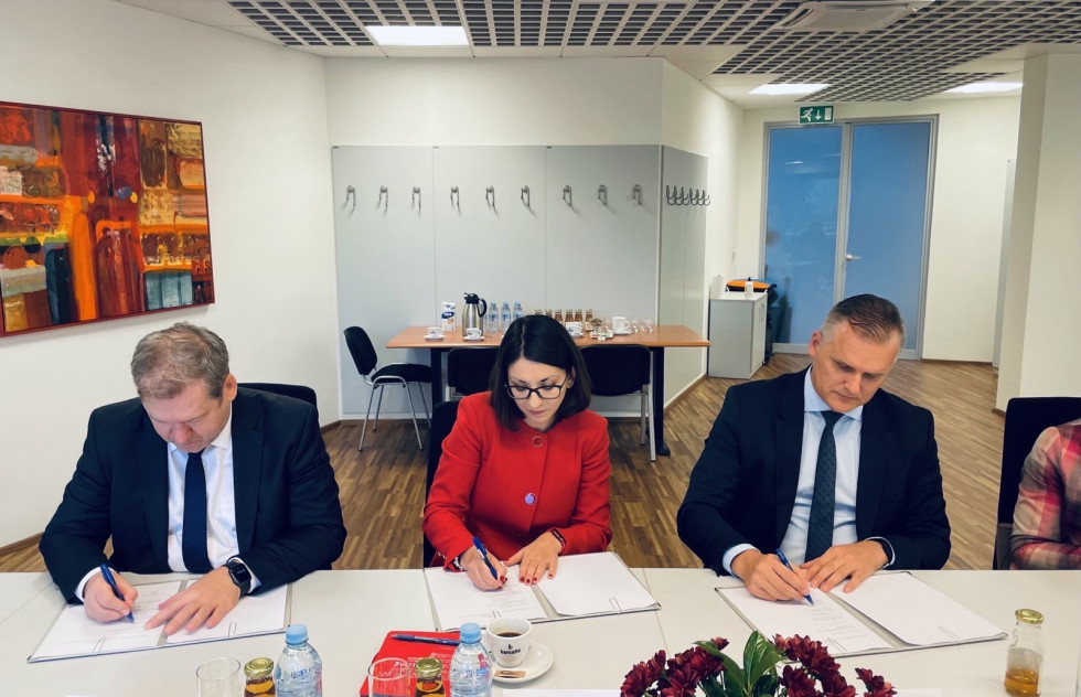Ministri dr. Igor Papič, dr. Emilija Stojmenova Duh in mag. Bojan Kumer podpisujejo pismo o nameri DEM