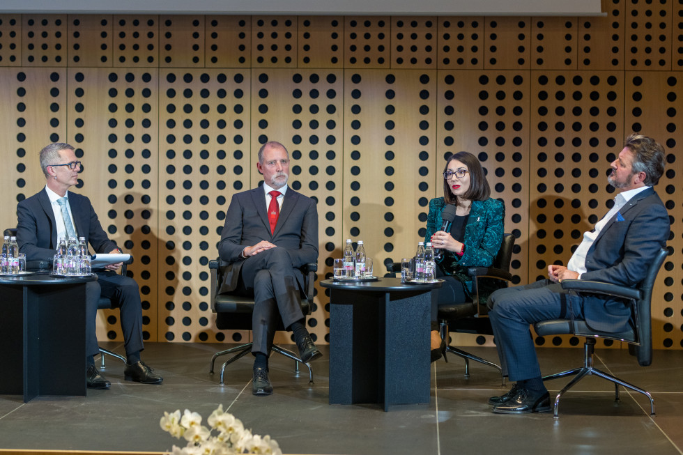 Vrh gospodarstva GZS, z leve: moderator Sebastjan Šik, rektor Univerze v Ljubljani prof. dr. Gregor Majdič, ministrica za digitalno preobrazbo dr. Emilija Stojmenova Duh, direktor  družbe Yaskawa v Sloveniji dr. Hubert Kosler Yaskawa