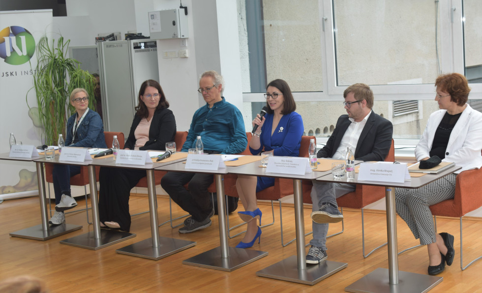 Govorci za okroglo mizo: doc. dr. Smiljana Gartner, prof. dr. Polona Domadenik, prof. dr. Marko Robnik Šikonja, dr. Emilija Stojmenova Duh, Nejc Robida, mag. Alenka Krapež