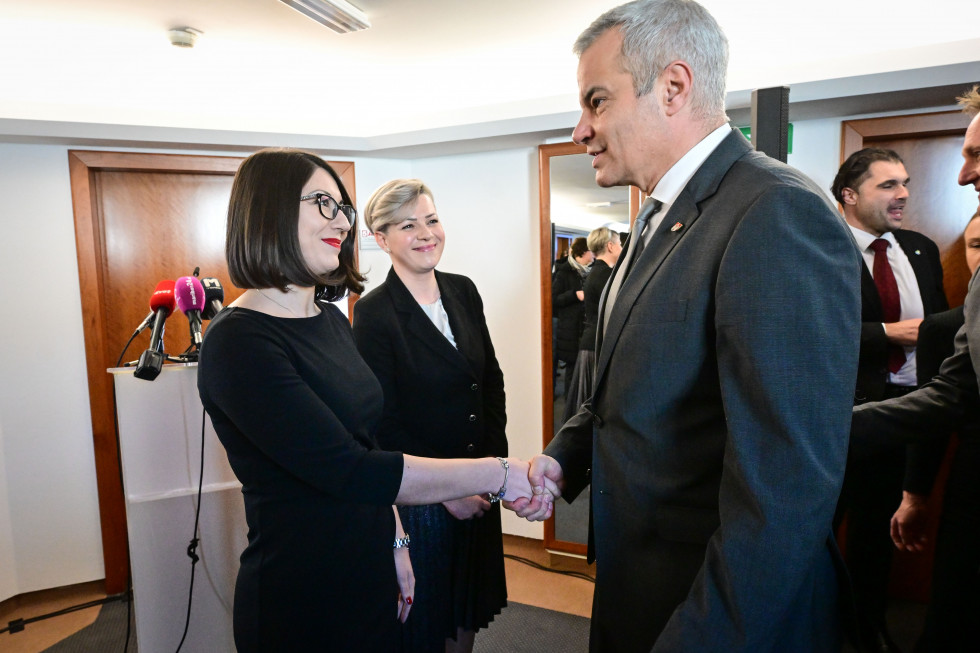 Ministrica dr. Emilija Stojmenova Duh in njena sodelavka državna sekretarka dr. Aida Kamišalić Latifić pozdravljata mariborskega župana Saša Arsenoviča