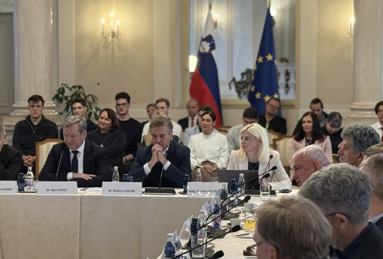 Ministrica Klampfer ob Dnevu znanosti: UI kot gonilo razvoja sodobne in vključujoče digitalne družbe