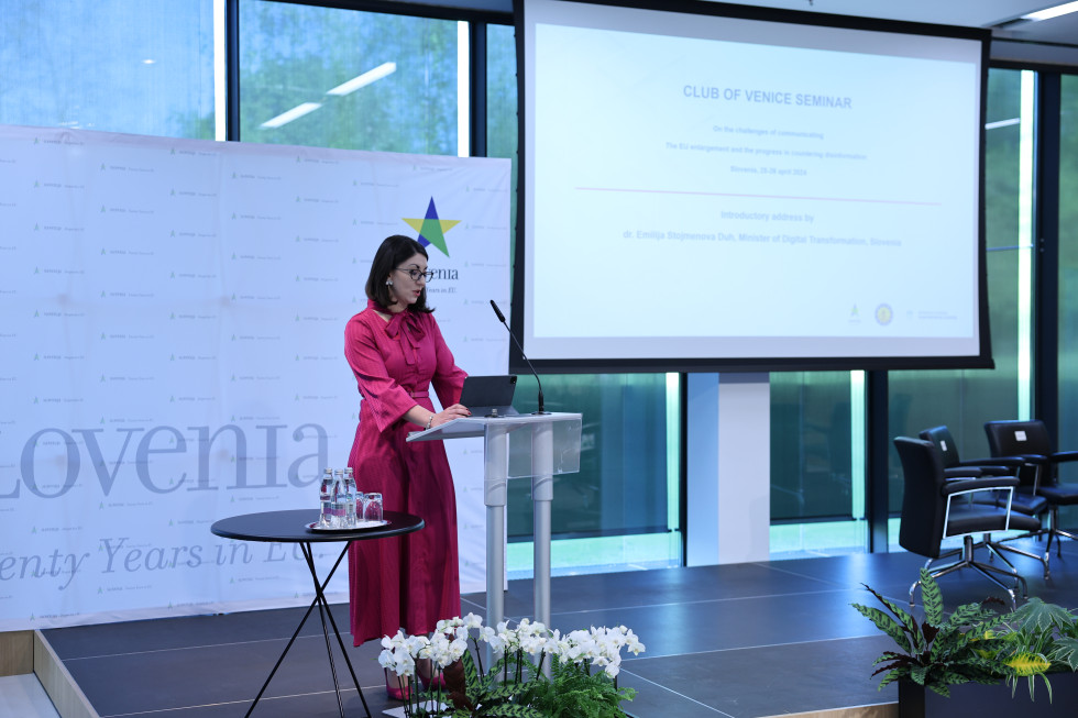 Minister for Digital Transformation Emilija Stojmenova Duh at the seminar on the challenges of communication in the enlargement of the European Union and on progress in the fight against disinformation.