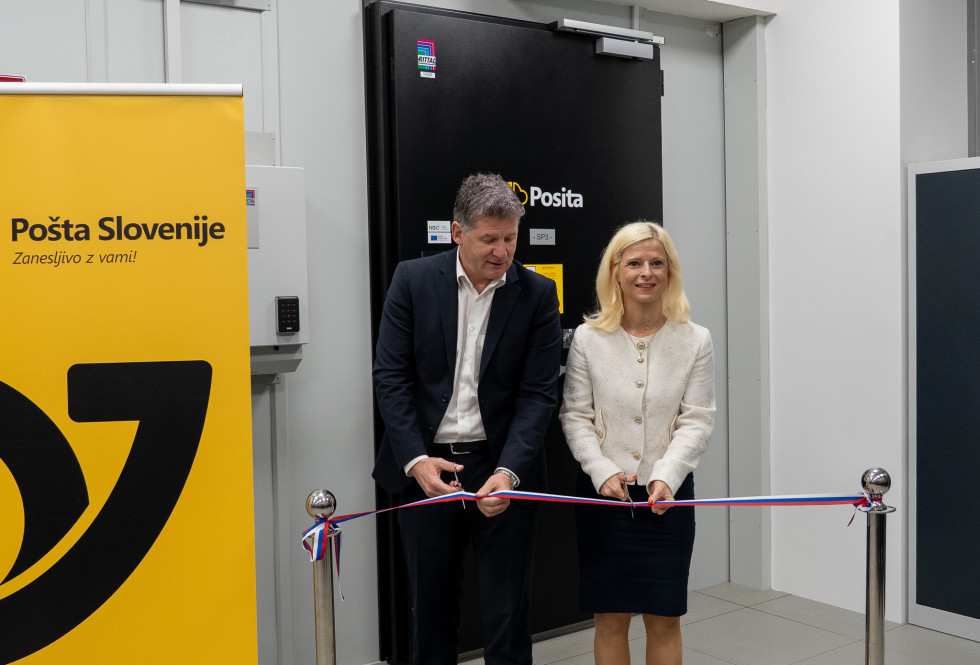 Ministrica in predstavnik uprave Pošte Slovenije