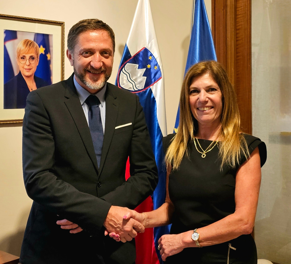 Minister in državna sekretarka se rokujeta.