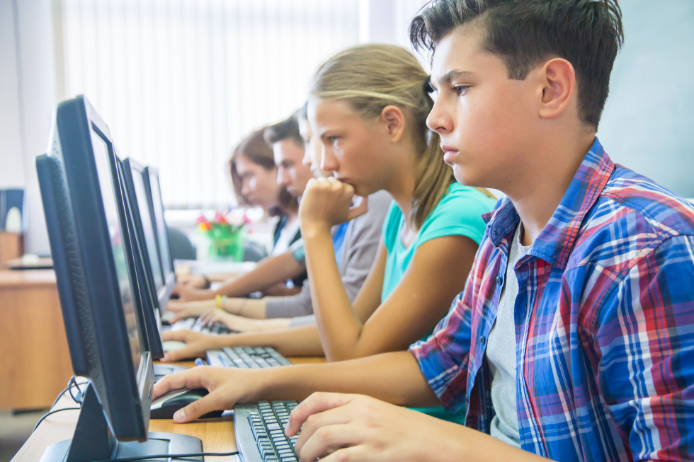 Mladi ljudje se učijo računalništva.