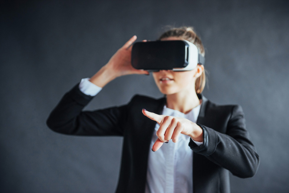 Mlajša ženska uporablja očala za virtualno resničnost.