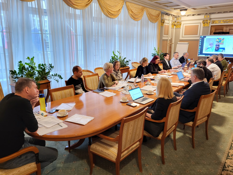 Za veliko, ovalno mizo sedijo člani strateškega sveta za davke.