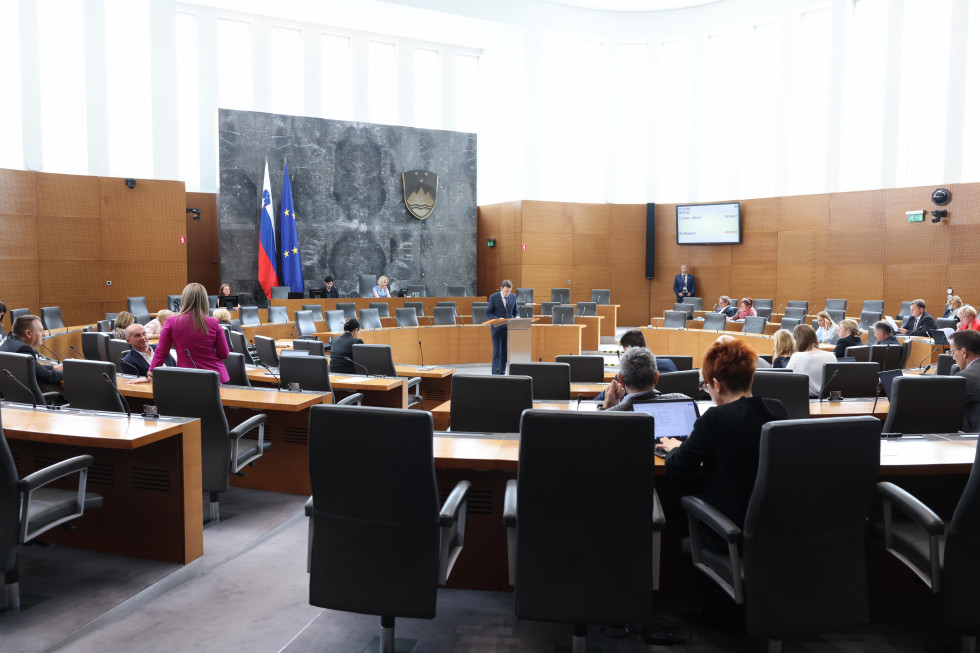 DZ med izredno sejo 27. 5. 2025