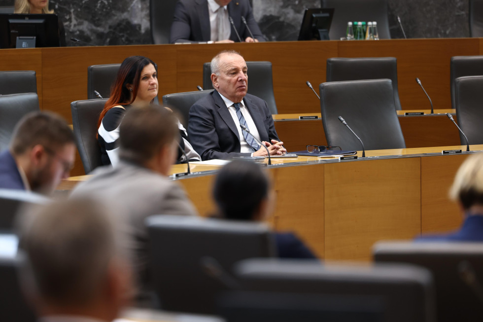 Minister sedi v dvorani