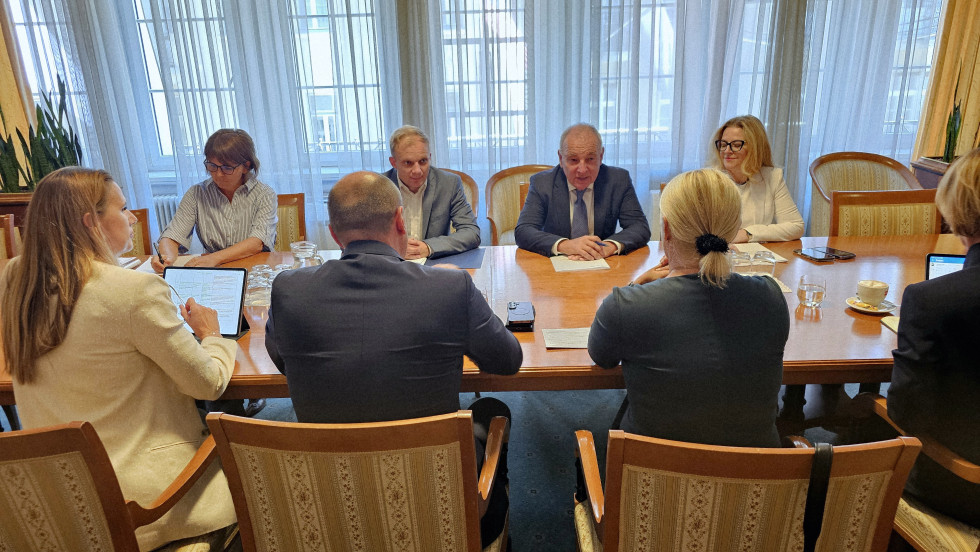 Minister za finance in državni sekretar s sodelavcema med sestankom