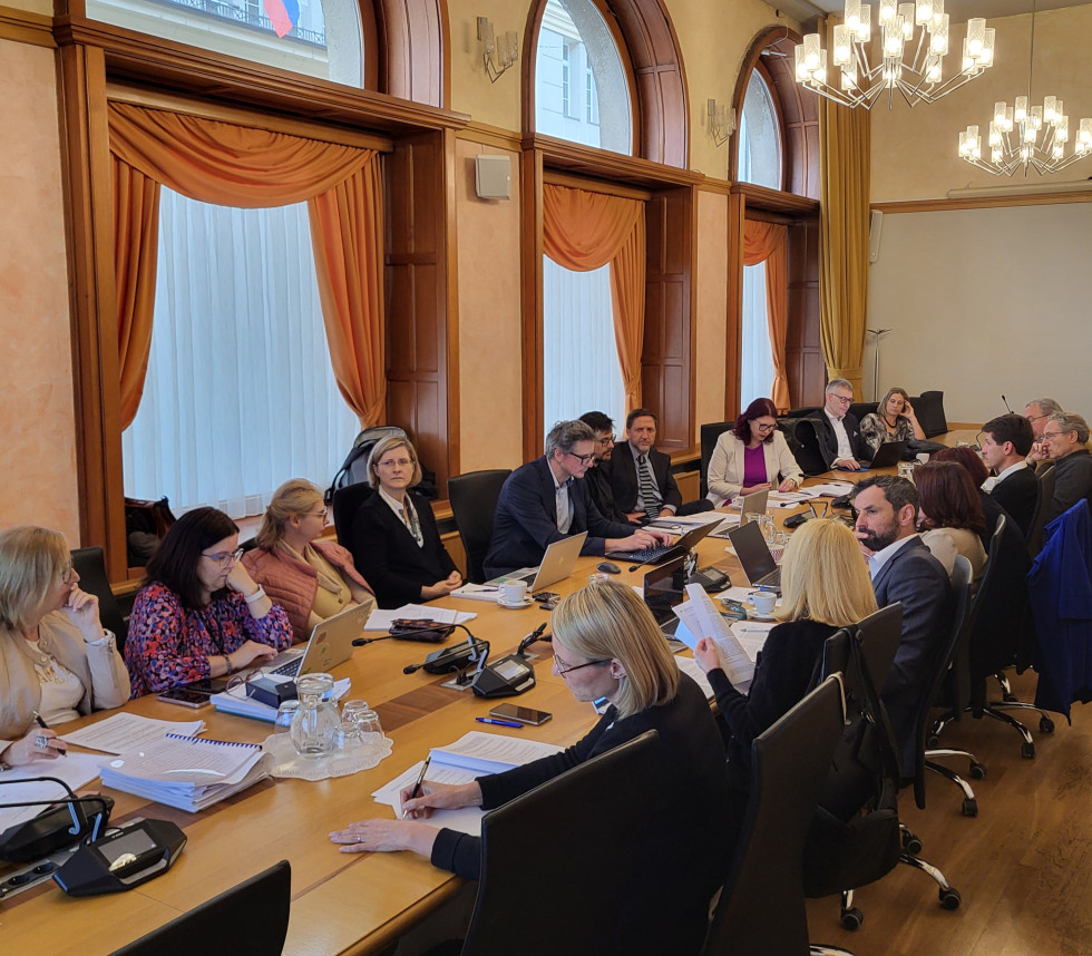 Minister Klemen Boštjančič in člani strateškega sveta za davke med zasedanjem