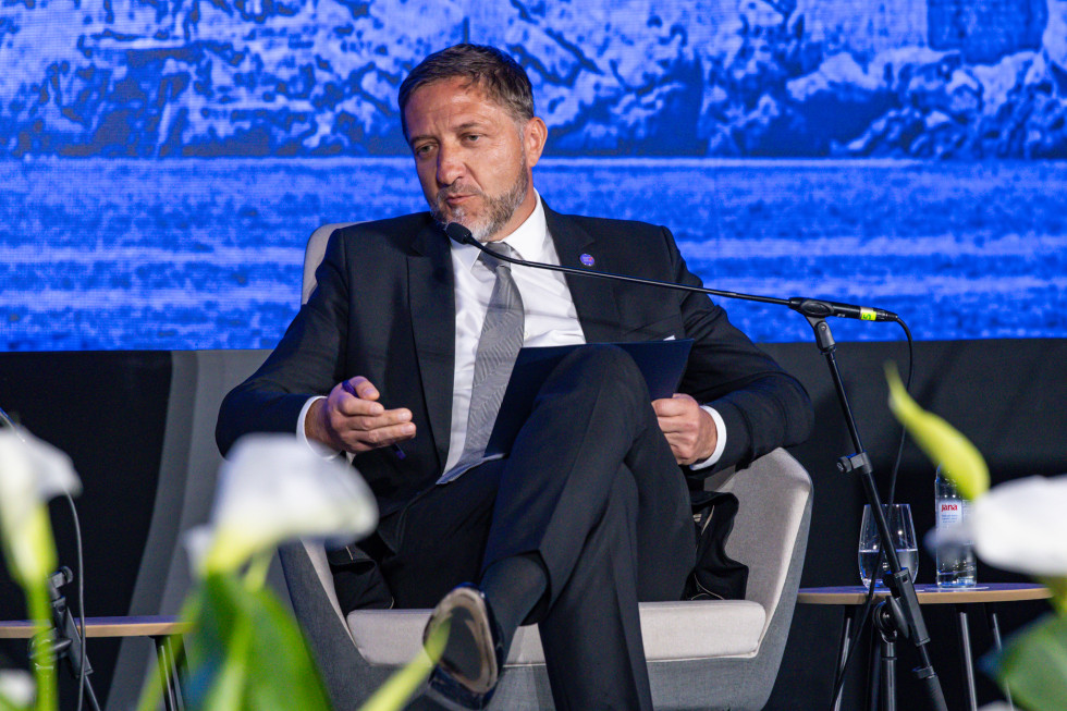 Minister Boštjančič med govorom v okviru panela o Jadransko-Jonskem koridorju. 