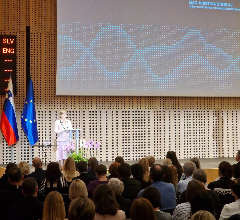 Državna sekretarka na odru nagovarja občinstvo