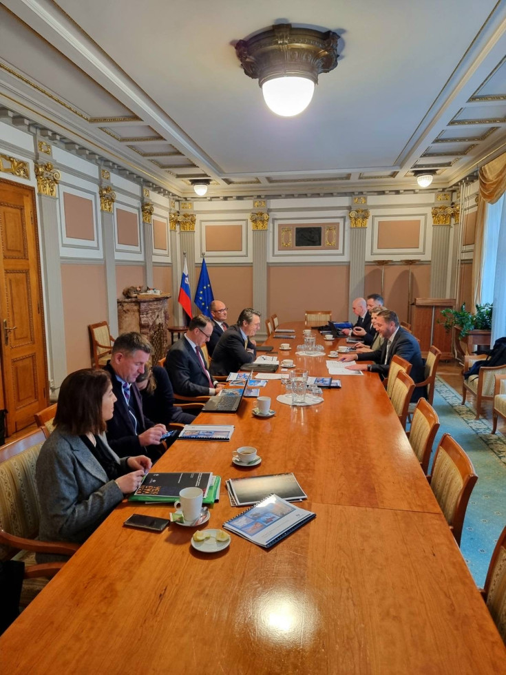 Predstavniki Evropske banke za obnovo in razvoj sedijo na levi strani mize, na desni pa predstavniki Ministrstva za finance, na čelu z ministrom Klemnom Boštjančičem.
