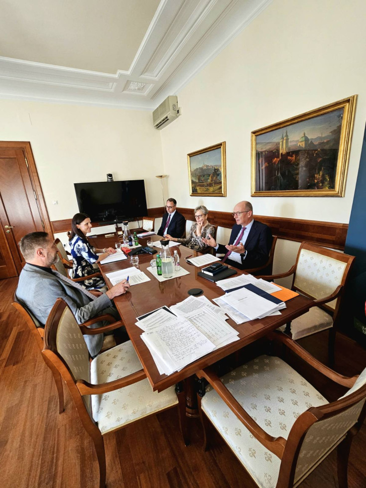 Minister Klemen Boštjančič in državna sekretarka Nikolina Prah sedita za veliko ovalno mizo, nasproti pa sedijo člani delegacije Evropske banke za obnovo in razvoj, s podpredsednikom Markom Bowmanom na čelu.