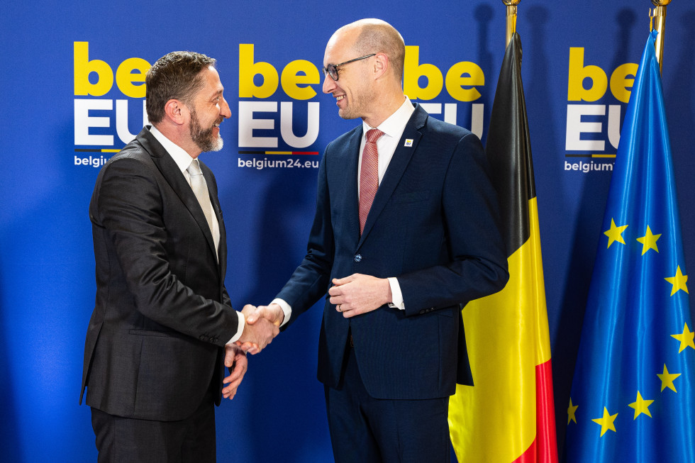 Ministra se rokujeta ob zastavah Belgije in Evropske unije