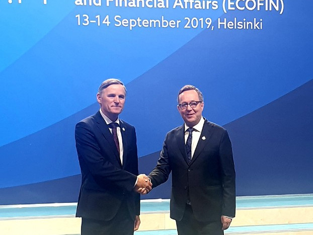 Slovenski minister se rokuje s finskim ministrom.