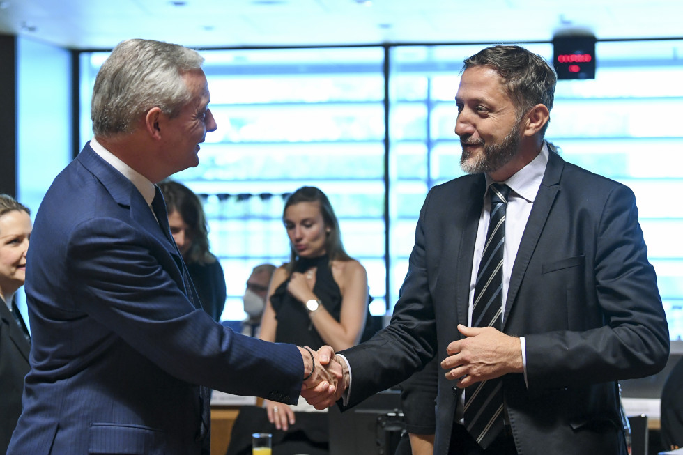 The interlocutors shake hands in the meeting room